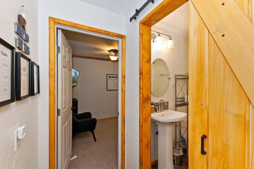 大贝尔城DoorMat Vacation Rentals - Brother Bear Cabin with free WIFI!的一间带水槽和镜子的浴室