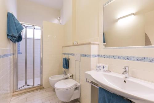 梵蒂冈角伊尔甘比亚诺乡村酒店的一间带卫生间、水槽和镜子的浴室
