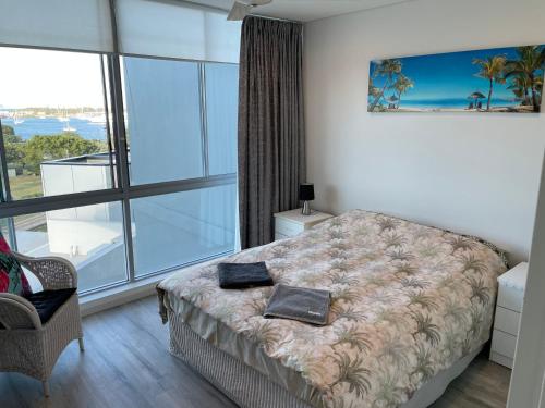 黄金海岸Marina ocean view at The Shores的一间卧室设有一张床和一个大窗户