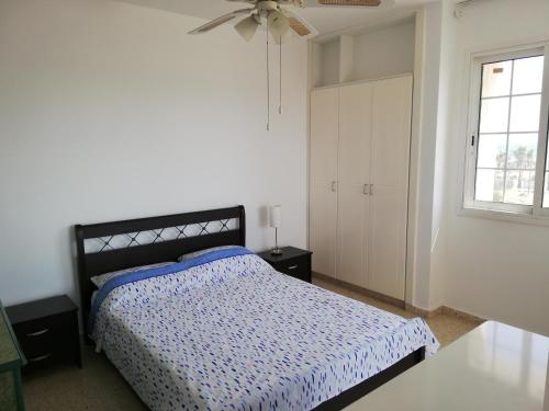 皮拉Ria Beach Sea View Apartment的白色的卧室设有床和窗户