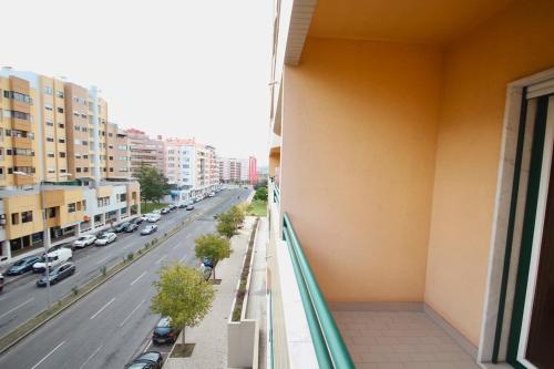 Cozy Red Telheiras Apartment的阳台或露台