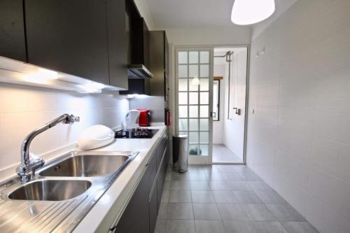 Cozy Red Telheiras Apartment的厨房或小厨房