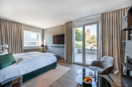 乌易登Monardo Hasenberg的酒店客房设有一张床和一个阳台。