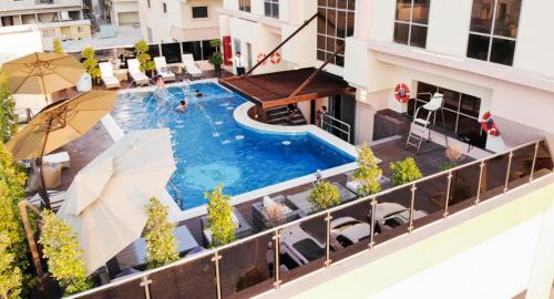 拉斯阿尔卡麦皇家美景酒店的享有大楼游泳池的顶部景致