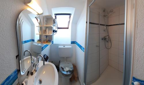 Zwei ruhige, private Gästezimmer nahe U-Bahn的一间浴室