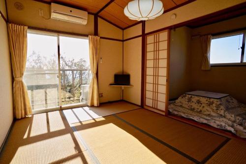 Healing space tajima Shinmoe客房内的一张或多张床位