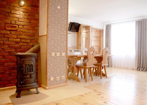 利耶帕亚Emilie's Apartments的用餐室设有壁炉和桌椅