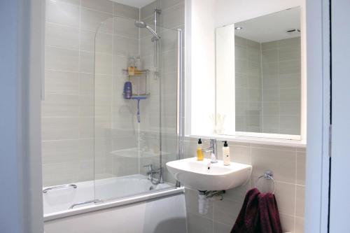 曼彻斯特Bridgewater House - Private Room & Bathroom Near Etihad and CoOp Arena的一间带水槽、浴缸和镜子的浴室