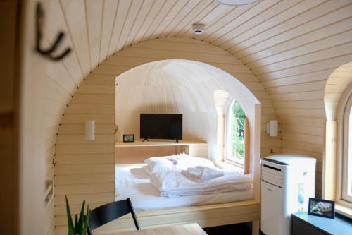 朗道因德普法尔茨Tortuga - einfach anders!的一间卧室设有拱门,里面设有一张床