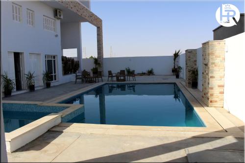 泰塔温Hotel al rayan的一座房子后院的游泳池