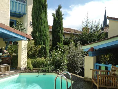 Boën吉尔罗切兹旅馆的一座房子的院子内的游泳池