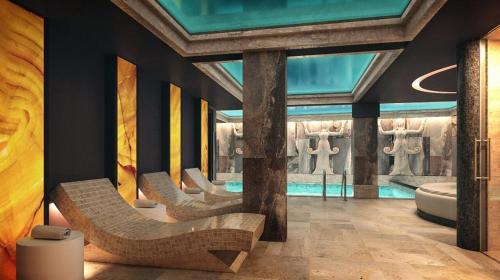 大特尔诺沃Tsarevets Design and Spa的一间带三把椅子和浴缸的浴室