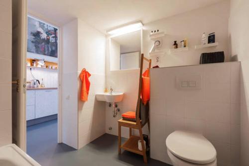 布达佩斯Stylish holiday Art apartment - wifi & great location的白色的浴室设有卫生间和水槽。