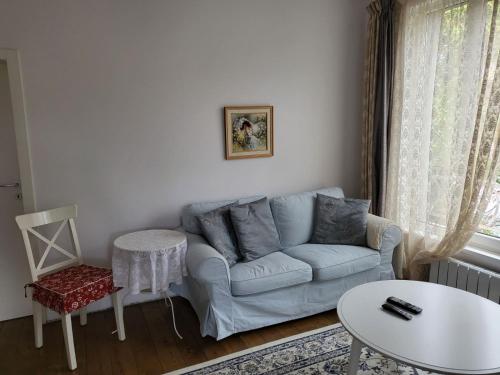 索非亚CasaBella Apartment的客厅配有沙发和桌子