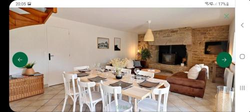 普罗梅尔La maison du village的客厅配有桌子和沙发