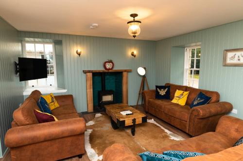 TurriffNetherdale House & The Coach House的客厅配有两张沙发和一台电视机