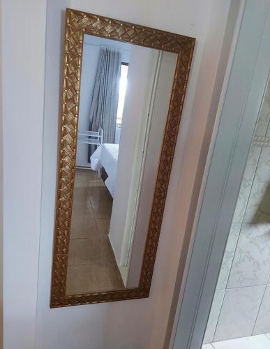 特雷齐蒂利亚斯LU'S HOSTING的一面镜子在卧室旁边的墙上
