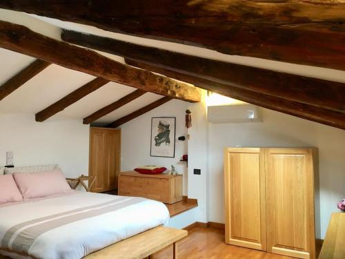 博洛尼亚Casa Santo Stefano的一间卧室设有一张床和木制天花板