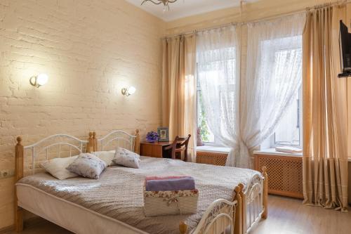 圣彼得堡Breadberry的一间卧室设有一张床和一个大窗户