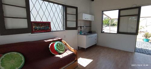库奇拉阿尔塔Arazá的带沙发和2扇窗户的客厅