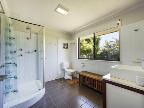 伊鲁卡Tarraloo Iluka NSW的带浴缸、盥洗盆和卫生间的浴室