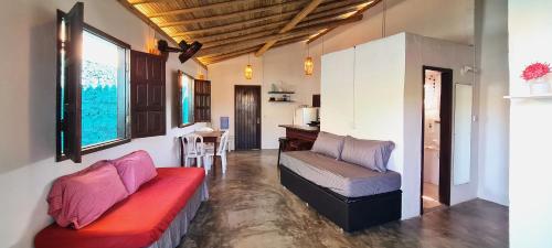 卡拉伊瓦Casa do Mar Caraíva的客厅配有两把椅子和一张沙发
