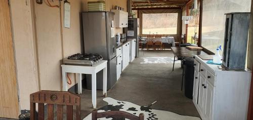 温特顿Drakensberg Bush Lodge and Backpackers的厨房配有冰箱和炉灶。