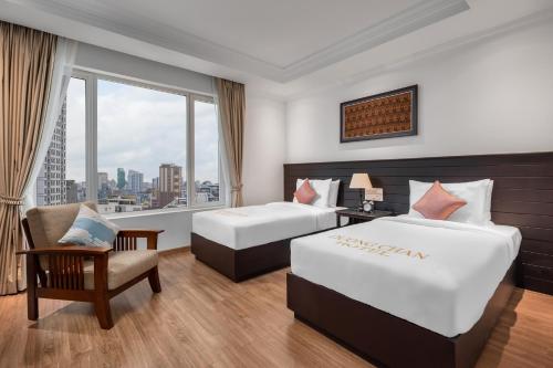 金边Duong Chan Hotel的酒店客房设有两张床和窗户。