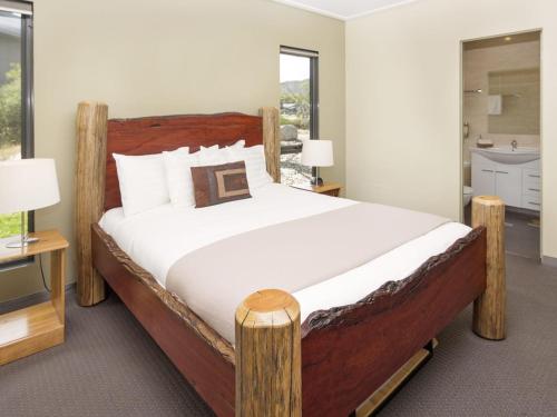 克拉肯巴克奇肯巴克- 克莱肯巴可中心当代小木屋的一间卧室配有一张大木床和白色床单