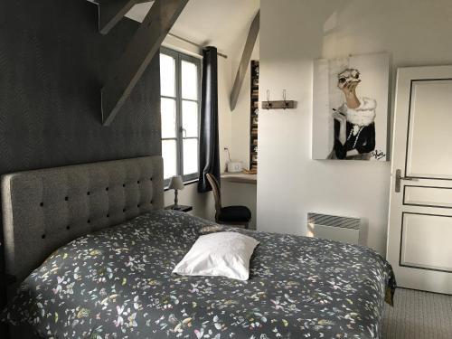 勒克罗图瓦奥米尔多索斯酒店的一间卧室配有一张带黑色床头板的床