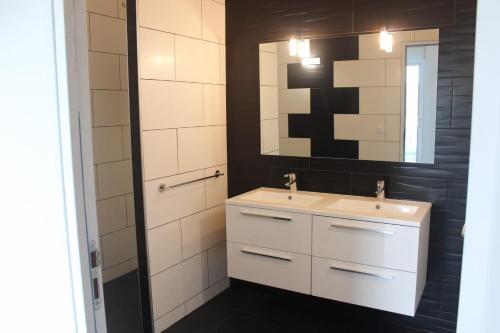 MessinhacL'AYMERAUDE的一间带水槽和镜子的浴室