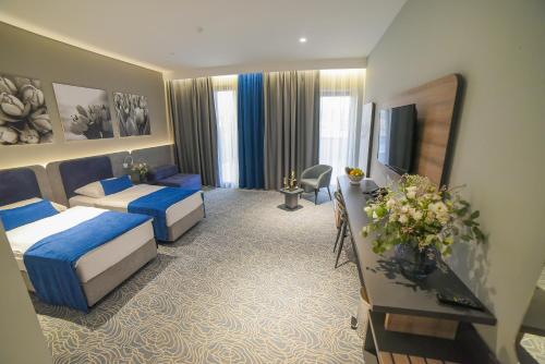 查普利纳Hotel President的酒店客房设有两张床和电视。