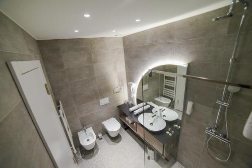 查普利纳Hotel President的浴室设有2个水槽和镜子
