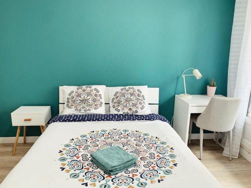 普瓦捷T2 Moderne au Cœur Poitiers的一间卧室设有一张床和绿色的墙壁