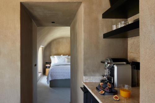 皮尔戈斯Santorini Sky, The Lodge的酒店客房设有一张床和一个带柜台的厨房