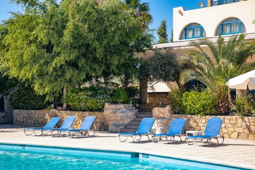 利马索尔Navarria Blue Hotel的游泳池旁的一排蓝色躺椅
