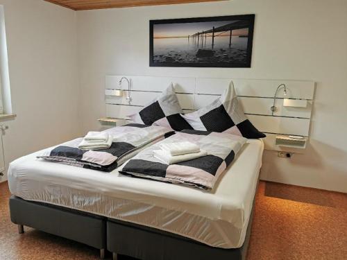 塞尔布Ferienwohnung Andalucia的一间卧室配有带枕头的床