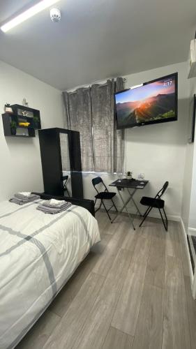 哈德斯菲尔德bvapartments-Queensgate 2的卧室配有一张床,墙上配有电视。