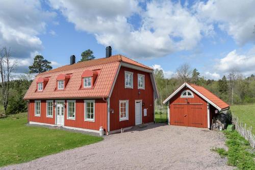 穆尔舍Villa Näs - a modern country villa的红色的房子,有红色的屋顶和车库