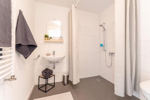 莱因费尔登-埃希特尔丁根NEU☆Business Apartment☆Messe/Airport☆Tiefgarage的白色的浴室设有水槽和淋浴。