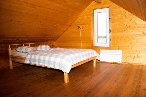 LādezersLāde的小木屋内一间卧室,配有一张床