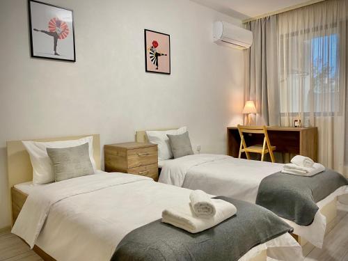 旧扎戈拉Spacious & Cozy 2 bed Apartment with Work Space & Fast Wi-fi的酒店客房配有两张床和一张书桌