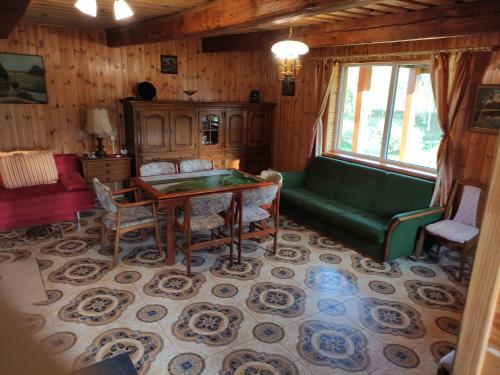 PaduyelisŽalioji的客厅配有绿色沙发和桌子