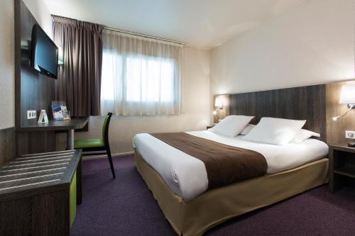 图卢兹萨德舒适酒店客房内的一张或多张床位