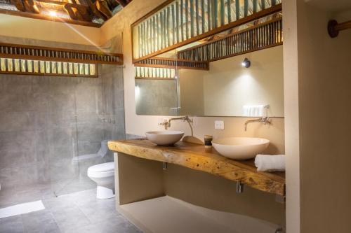 埃尔扎伊诺Senda Koguiwa的一间带两个盥洗盆和卫生间的浴室