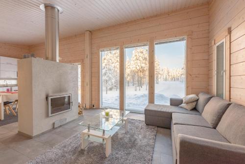 鲁卡Rokovan Helmi - Natural peace in Ruka-Kuusamo的带沙发和壁炉的客厅