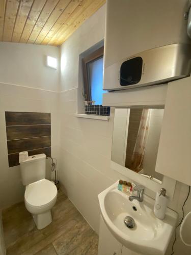 Gaboltovchata Derikovo的白色的浴室设有卫生间和水槽。