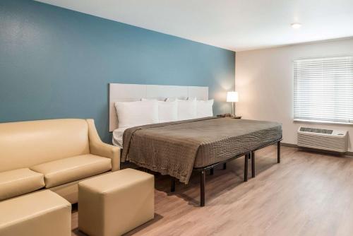 WoodSpring Suites Tucson-South客房内的一张或多张床位