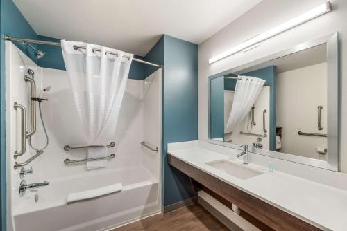 WoodSpring Suites Tucson-South的一间浴室