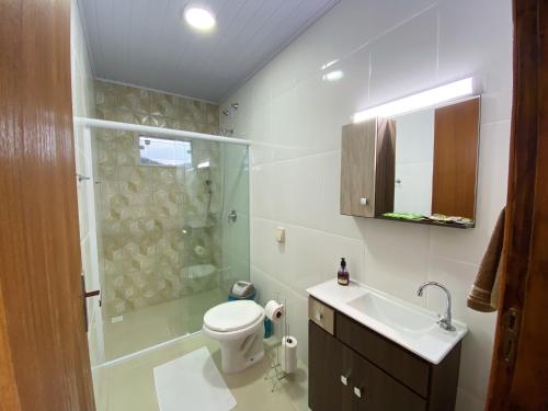 佩尼亚Calefe Suítes的浴室配有卫生间、淋浴和盥洗盆。
